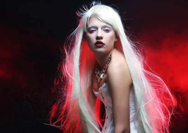 Muhteşem beyaz saçlı kadın — Stok fotoğraf