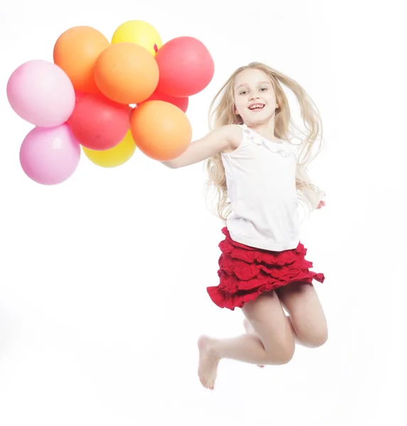 Девушка прыгать с воздушными шарами — стоковое фото