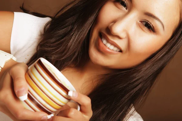 かなりアジアの女性がコーヒーを飲む — ストック写真