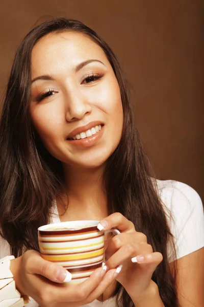 Ziemlich asiatische Frau trinken Kaffee — Stockfoto