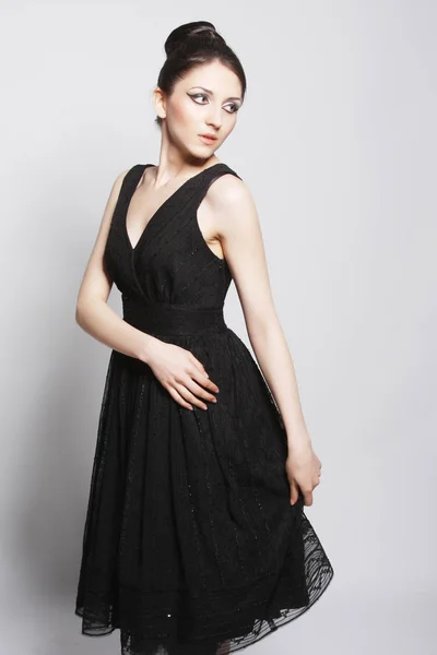 Eleganza donna in abito nero . — Foto Stock