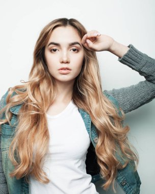 Yaşam tarzı, moda ve insan konsepti: güzel kadın günlük kıyafetler giyiyor, beyaz arka planda poz veriyor.