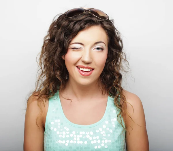 Mujer atractiva joven - sonrisa y feliz sobre fondo blanco — Foto de Stock