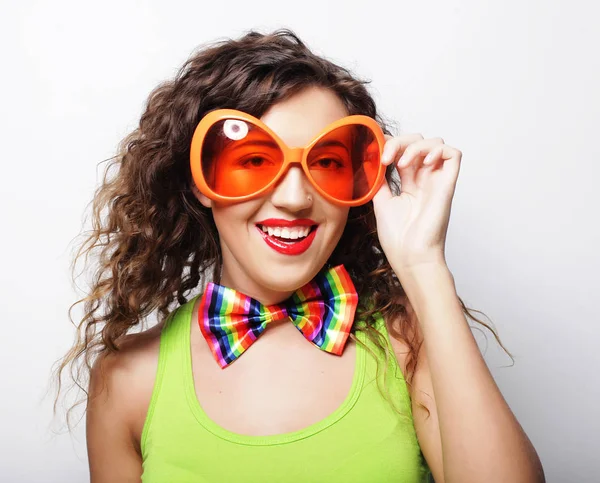 Giovane donna divertente con grandi occhiali da sole arancioni — Foto Stock