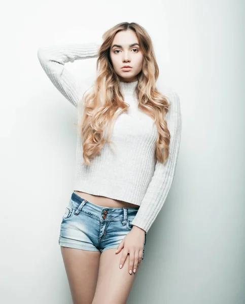 Ungt mode modell poserar i studio — Stockfoto