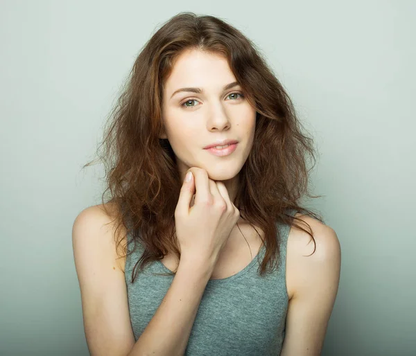 yaşam tarzı ve insanlar kavramı: genç casual kadın portre. Bankacı Charlie'yle, kıvırcık saç.