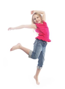 Kız beyaz arka planda zıplıyor