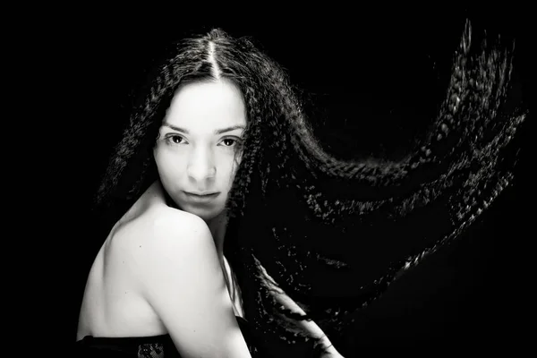 Портрет молодой женщины с вьющимися волосами — стоковое фото