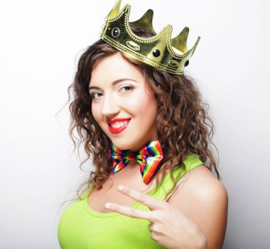 taç beyaz arka plan üzerinde genç güzel kadın