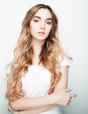 genç moda model stüdyoda poz