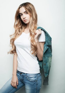 Yaşam tarzı ve insanların konsepti: Genç tatlı, gülümseyen kıvırcık kız