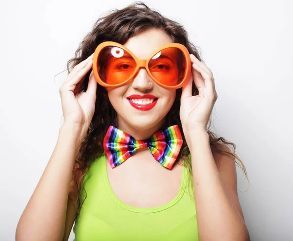 Mujer divertida joven con grandes gafas de sol naranjas — Foto de Stock