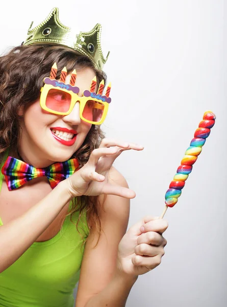 Chica joven lista para la fiesta - sonrisa y feliz . — Foto de Stock