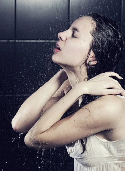 Genç sevimli kıvırcık kadın su ile — Stok fotoğraf