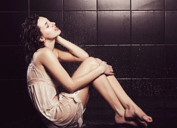 Söta lockigt flicka tar en dusch — Stockfoto