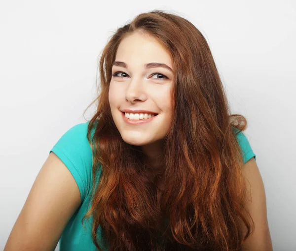 Genç sarışın kız gülümseyen şirin