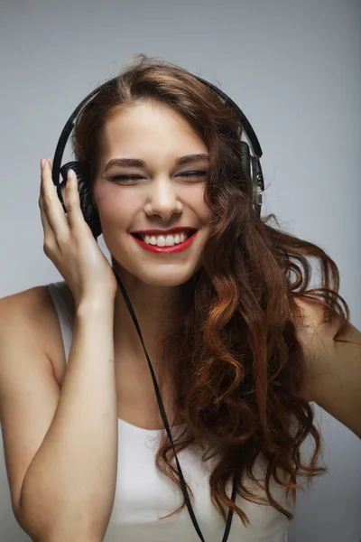 Young   woman with headphones listening music — Stock Photo, Image