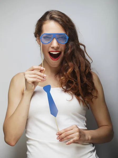 Vonzó játékos fiatal nő hamis szemüveg — Stock Fotó