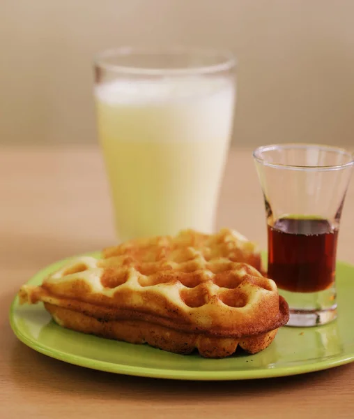 Delicioso waffle con leche — Foto de Stock