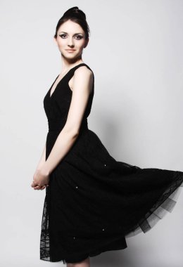 Elegance kadın siyah elbiseli.