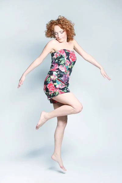 Joven encantadora hembra en salto de vestido — Foto de Stock