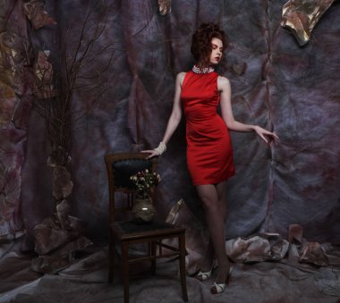 Tiyatro sc bir arka plan üzerinde parlak kalıcı makyaj ile genç kadın