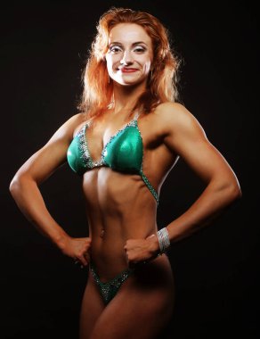 Siyah arka planda bikinili sarışın kadın.