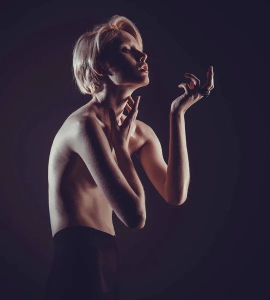 Elegant naken kvinna med kort blont hår. — Stockfoto