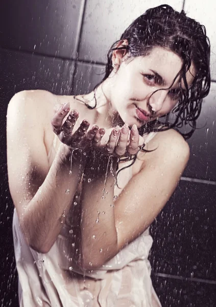 Giovane donna riccia con acqua — Foto Stock