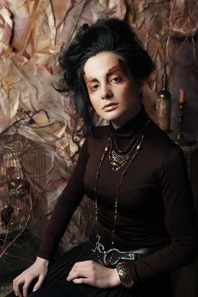 Εσωτερικη πορτραίτο νεαρής γυναίκας με φωτεινό μακιγιάζ — Φωτογραφία Αρχείου