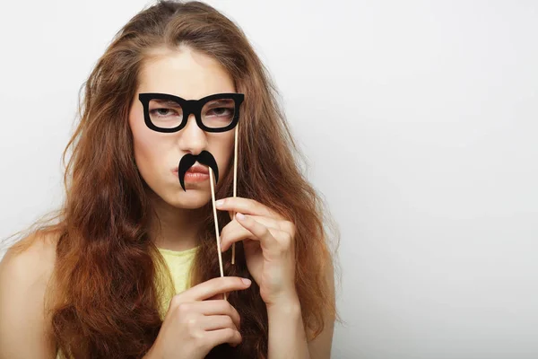 Jovem mulher feliz com bigodes falsos — Fotografia de Stock