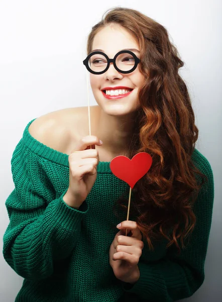 Lekfull ung kvinna med festglasögon. — Stockfoto