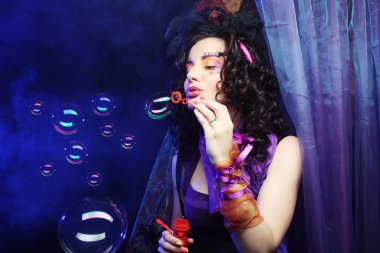 Moda model yaratıcı makyaj üfleme sabun köpüğü ile.