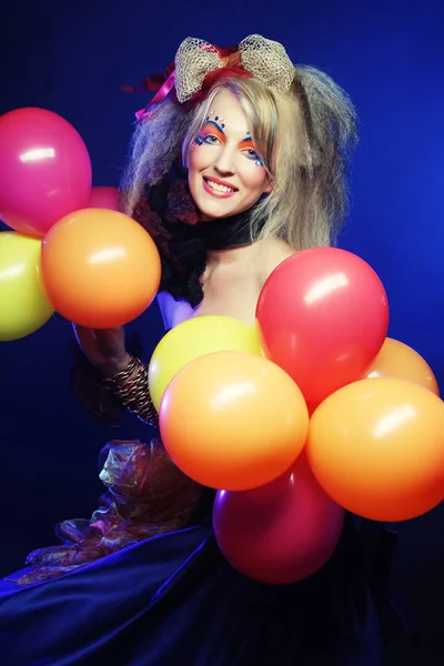 Μόδα πλάνο της γυναίκας σε στυλ κούκλα με μπαλόνια. — Φωτογραφία Αρχείου