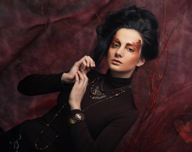 Güzel esmer kadın parlak yaratıcı makyaj