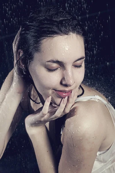 Jovem mulher encaracolado com água — Fotografia de Stock