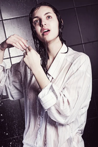 Junge lockige Frau mit Wasser — Stockfoto