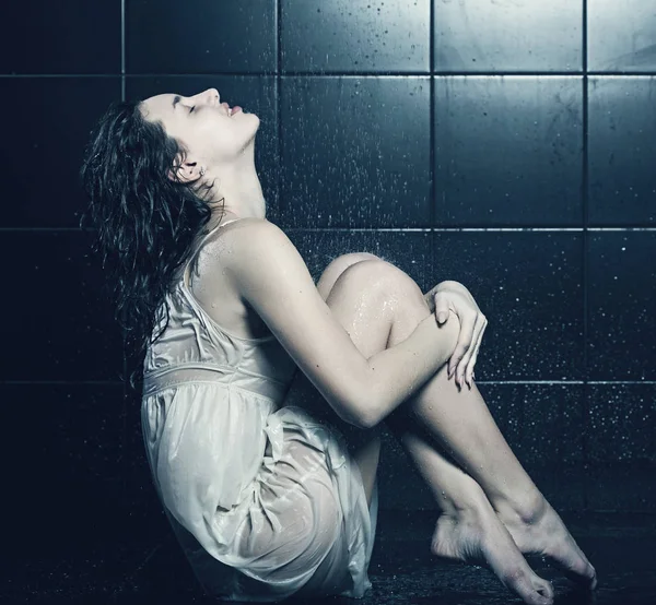 Mädchen unter der Dusche auf schwarz — Stockfoto