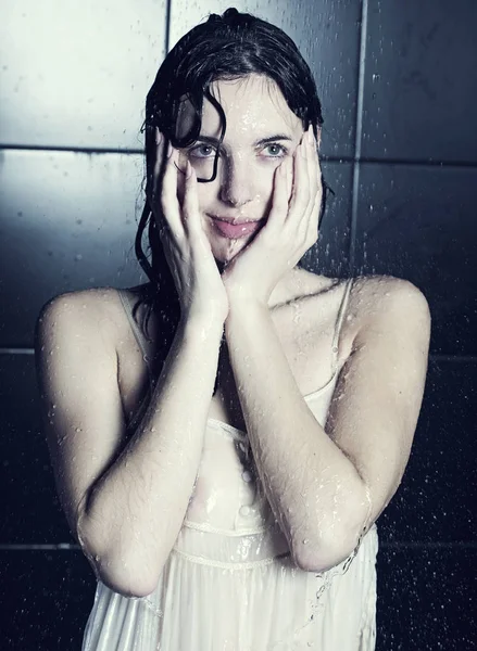 Ung söt lockigt kvinna med vatten — Stockfoto
