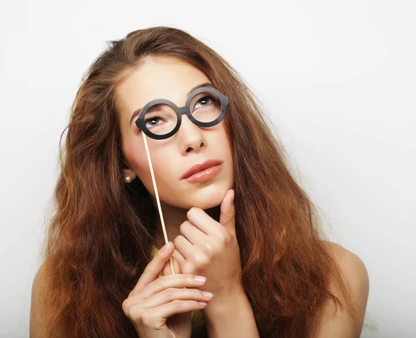 Attraktive, verspielte junge Frau mit falscher Brille — Stockfoto