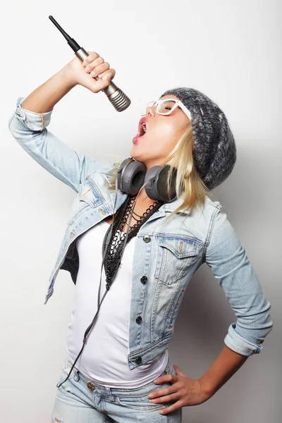 Ung blond kvinna i casual kläder, hipster stil — Stockfoto