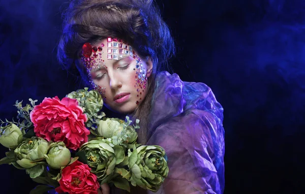 Mulher na imagem criativa com flores grandes . — Fotografia de Stock