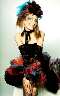 Yaratıcı makyajlı karnaval kıyafetli genç bir manken..