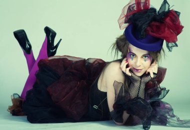 Yaratıcı makyajlı karnaval kıyafetli genç bir manken..