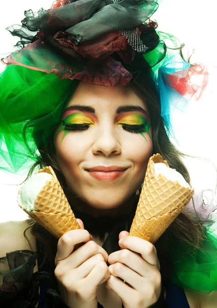 आईस-क्रीमसह बाहुली — स्टॉक फोटो, इमेज
