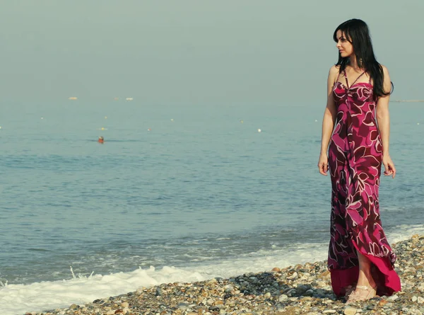 Young woman on the sea in summer — Stock Photo, Image