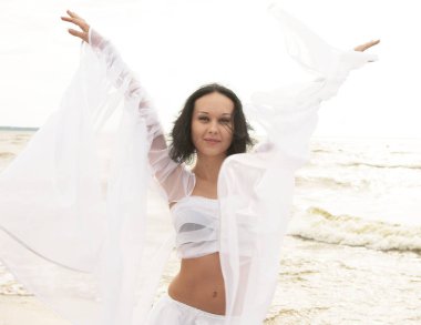 Kumsalda dans eden kadın