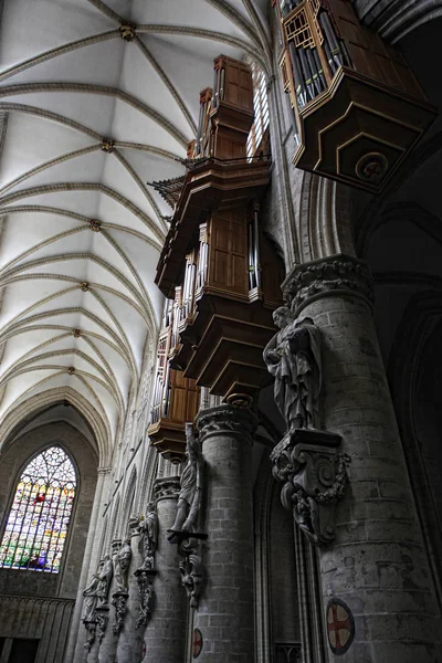 Inre av St. Michael och St. Gudula katedralen, Bryssel, Belg — Stockfoto