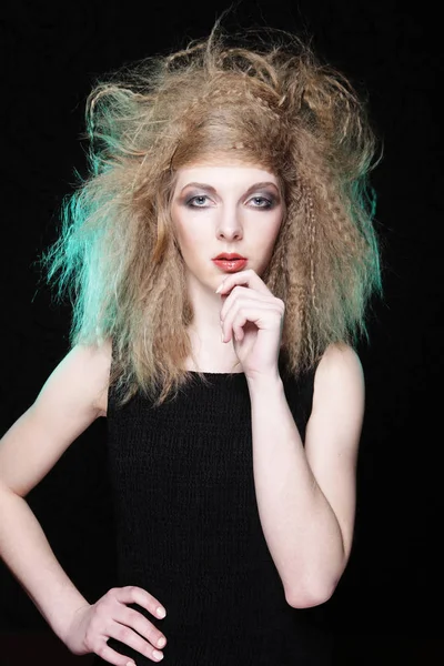 Mujer rubia rizada retrato, pelo de viento — Foto de Stock