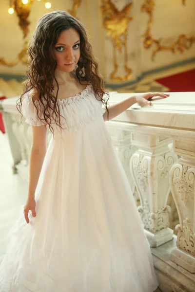 Beyaz elbiseli güzel genç Victoria Bayan portresi — Stok fotoğraf